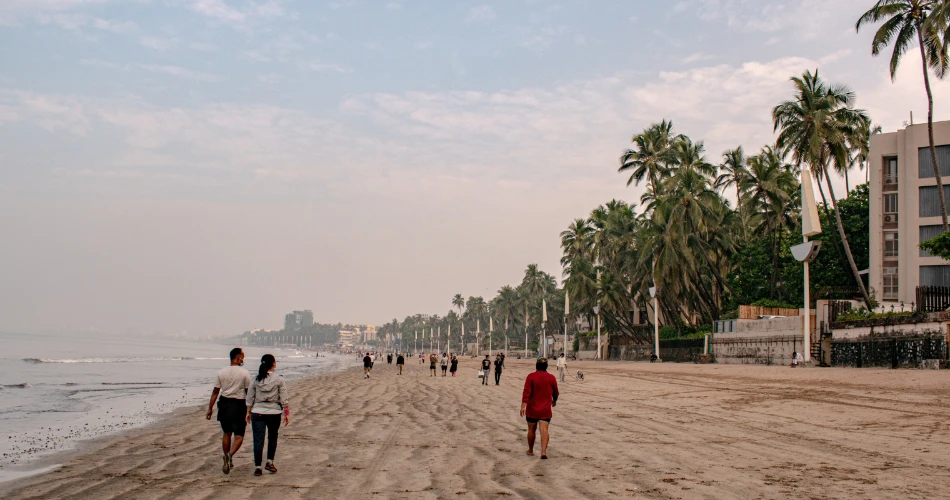 朱虎海滩的傍晚。街头美食，日落和漫步