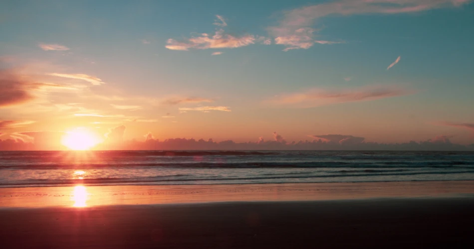 朱虎海滩的傍晚。街头美食，日落和漫步